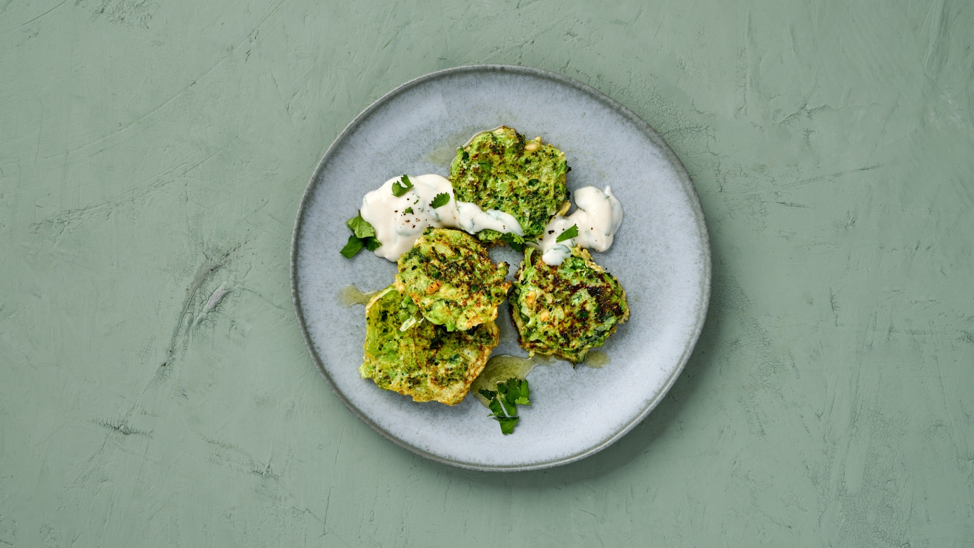 Crispy broccoli fritters with a creamy dip - simple & delicious recipe