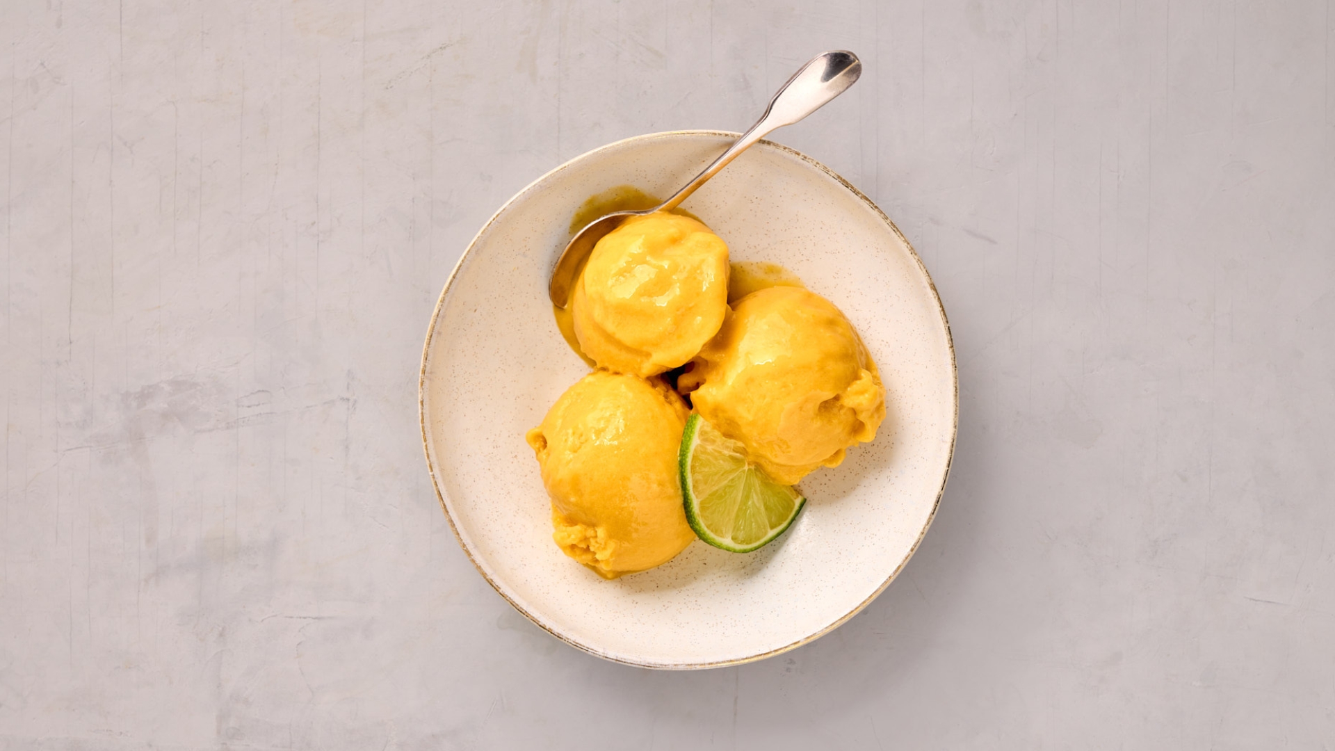 Vegan mango and coconut ice cream: a fruity summer treat to make yourself